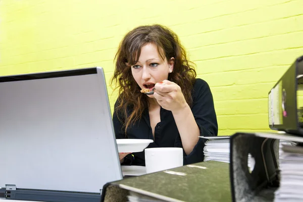 Donna mangiare e lavorare — Foto Stock