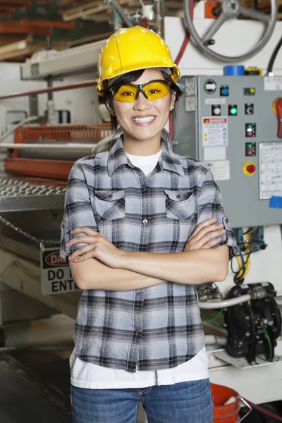 Asiatico femmina industriale lavoratore — Foto Stock