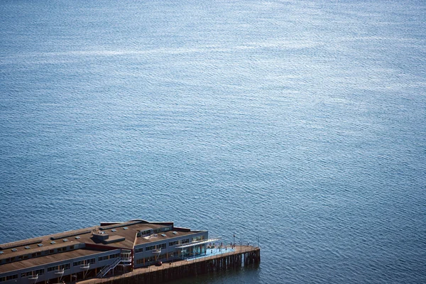 Pier en water — Stockfoto