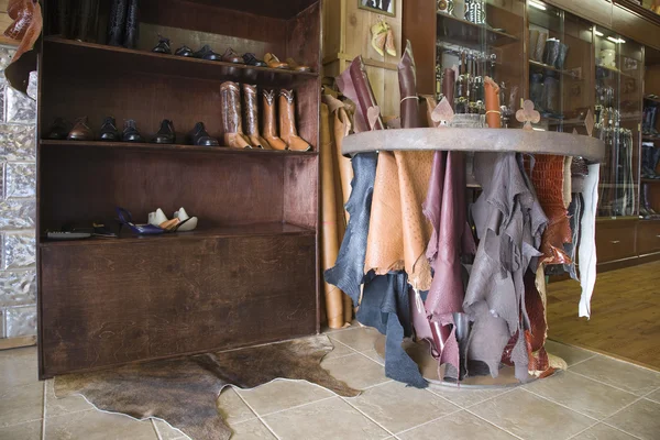 Traditional shoemaker workshop — Stock Photo, Image