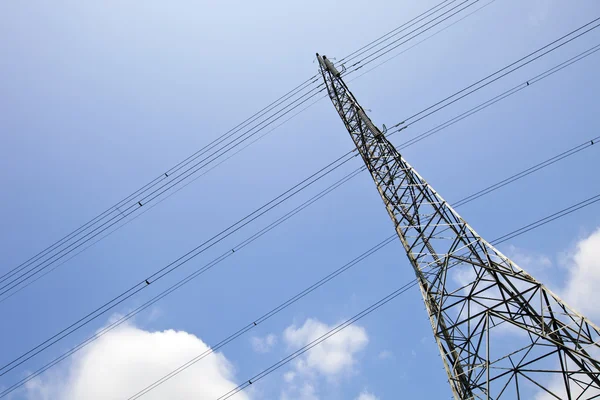 Elektrik pilon berrak gökyüzü karşı — Stok fotoğraf