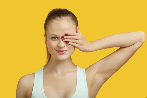 Schöne junge Frau, die Augen bedeckt — Stockfoto