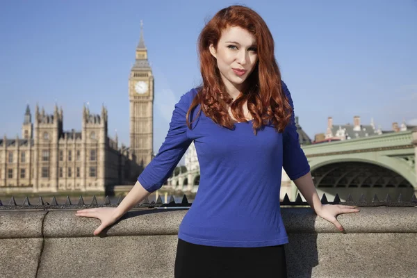 Vrouw tegen de big ben — Stockfoto