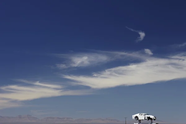 Auto aavikon horisontissa — kuvapankkivalokuva