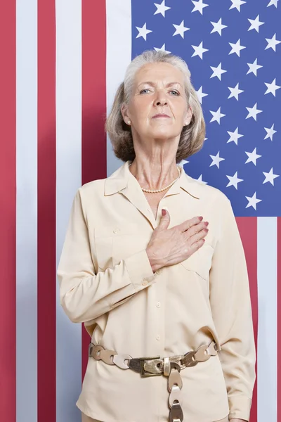 Femme senior contre drapeau américain — Photo