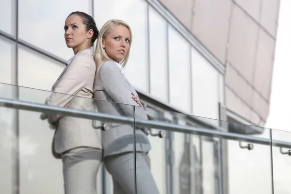 Businesswomen standing back to back — Stock Photo, Image