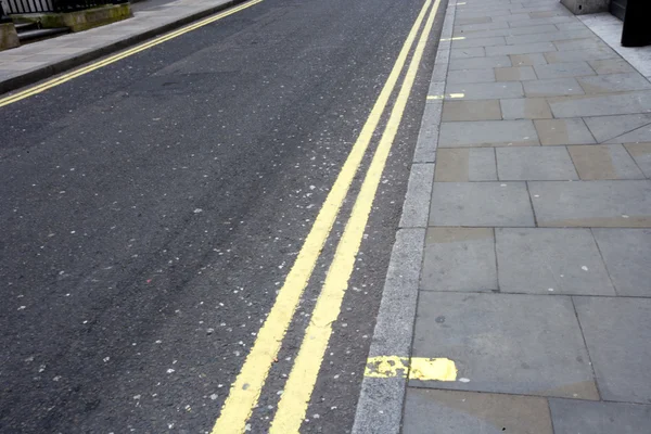 Podwójna linia żółta na ulicy w Londynie — Zdjęcie stockowe