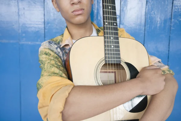 Tonårspojke med gitarr — Stockfoto