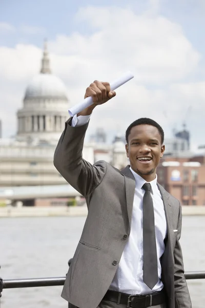 Ενθουσιασμένος αφρικανικός Αμερικανός επιχειρηματίας — Φωτογραφία Αρχείου