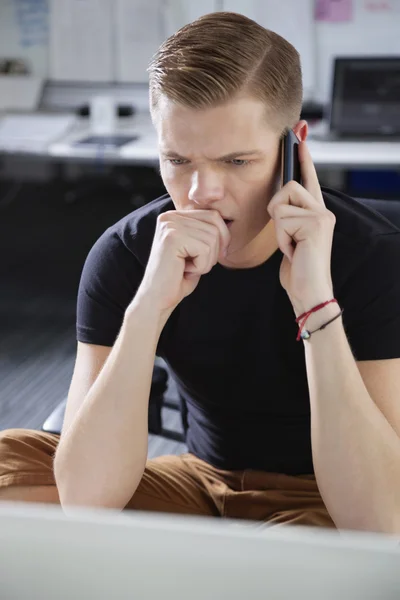 Seriöser Mann mit Handy im Büro — Stockfoto