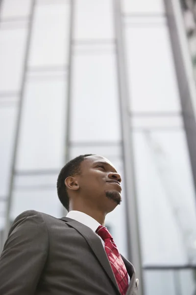 Hombre de negocios afroamericano mirando hacia otro lado — Foto de Stock