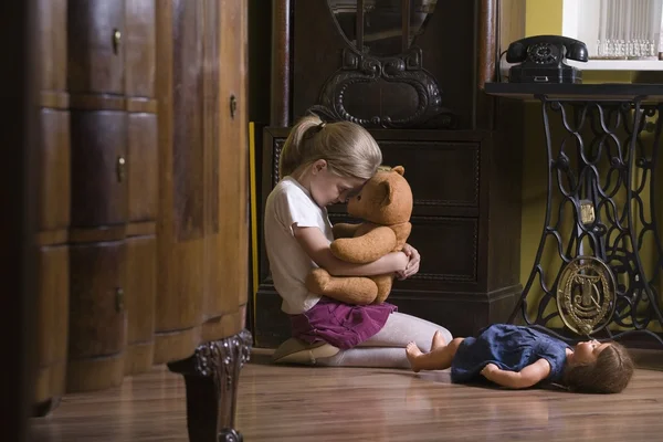 Menina abraçando ursinho de pelúcia — Fotografia de Stock