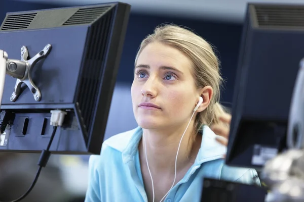 Universiteitsstudent met behulp van computer — Stockfoto