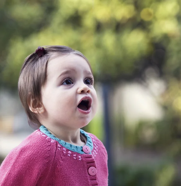 Menina bebê com a boca aberta — Fotografia de Stock