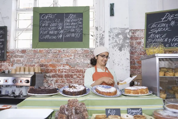 Catering assistant med take away låda — Stockfoto