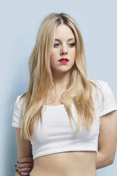 Piękne blond kobieta z czerwonymi ustami — Zdjęcie stockowe