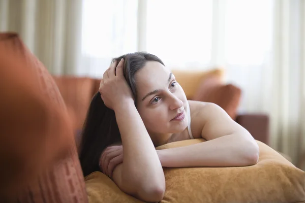 Vrouw liggend op de Bank — Stockfoto