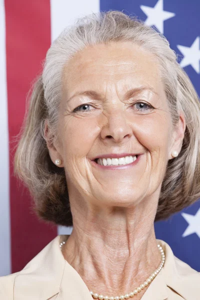 Senior vrouw tegen Amerikaanse vlag — Stockfoto