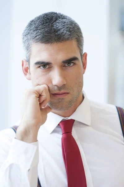 Zakenman serieus op zoek — Stockfoto