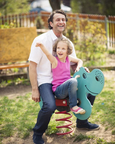 Padre e hija en patio de recreo — Foto de Stock