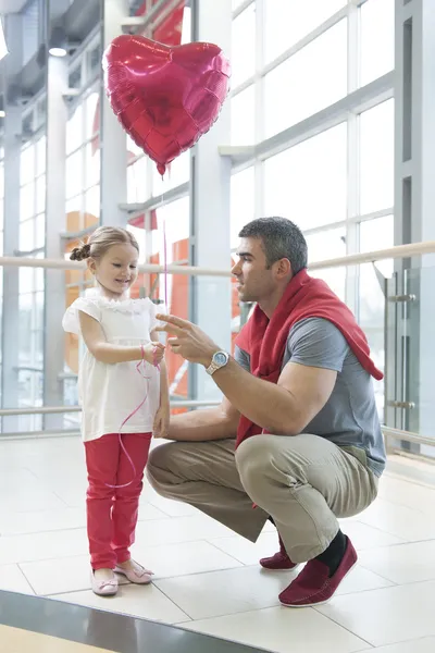 Pai dá balão filha — Fotografia de Stock