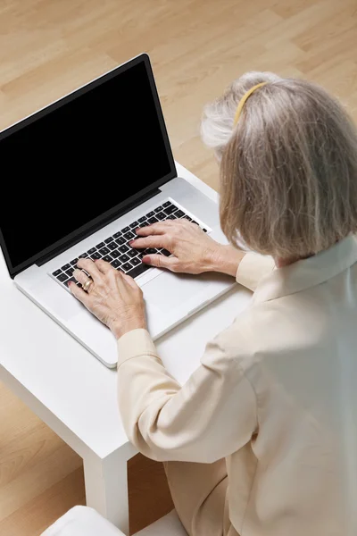 Starszy kobieta surfowanie w sieci — Zdjęcie stockowe