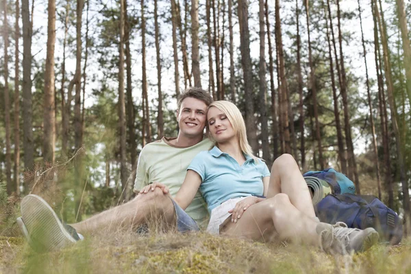 Caminhadas casal relaxante na floresta — Fotografia de Stock