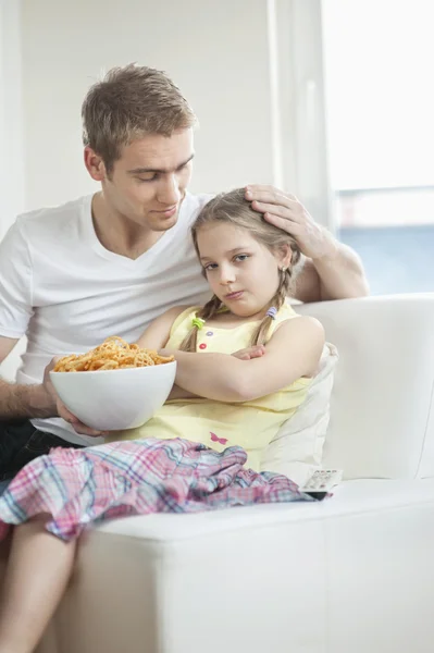 Father convincing daughter to eat — Stock Photo, Image