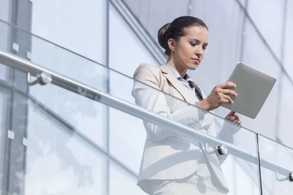 Femme d'affaires utilisant une tablette numérique — Photo