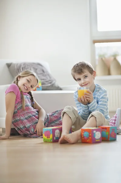 Kinderen zitten op de vloer — Stockfoto