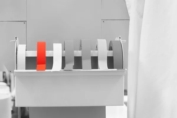 Rollen van labeling tape in laboratorium — Stockfoto