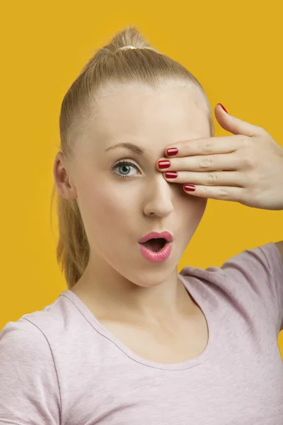 Schöne junge Frau, die Augen bedeckt — Stockfoto