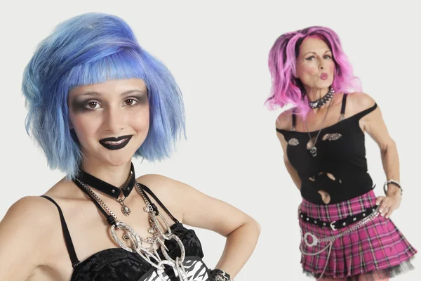 Mujeres jóvenes y mayores punks —  Fotos de Stock