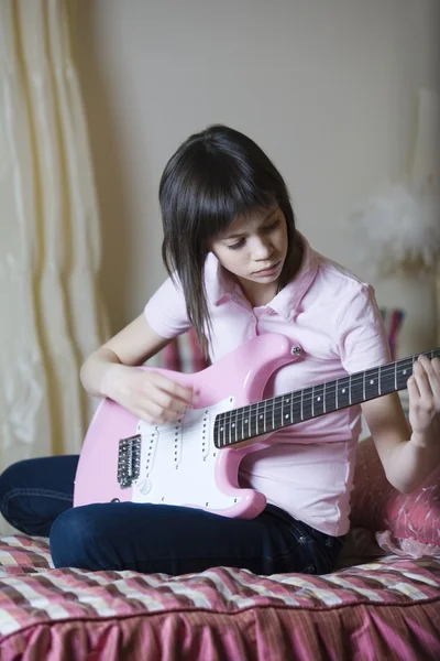 Chica adolescente tocando la guitarra eléctrica —  Fotos de Stock