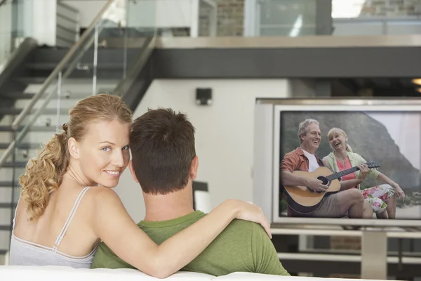 Femme avec homme regardant un film — Photo