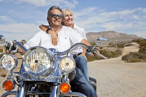 Casal de idosos na motocicleta — Fotografia de Stock