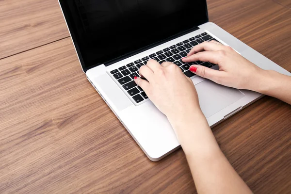 Affärskvinnas händer med laptop — Stockfoto