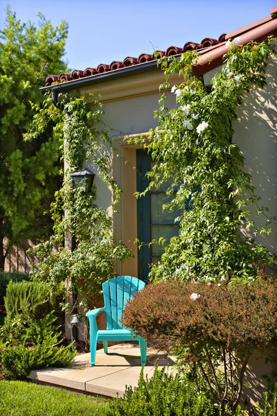 Eenzame blauwe stoel buiten — Stockfoto