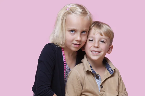 Junges Mädchen mit glücklichem Bruder — Stockfoto