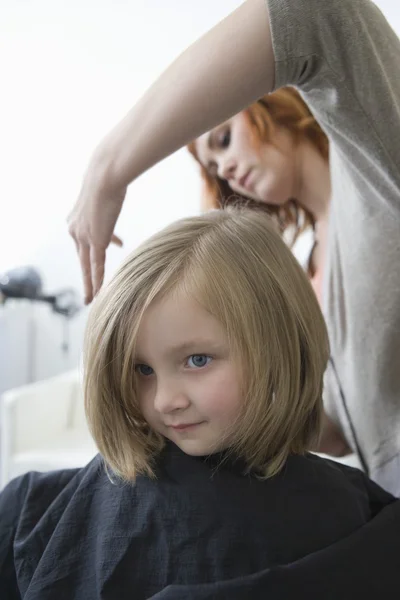 美容院で髪型をしている女の子 — ストック写真