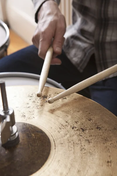 Man plays on cymbals — Stock Photo, Image