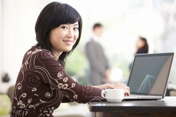 Asian businesswoman working from home — Stock Photo, Image