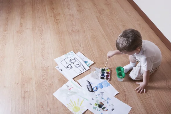 Ung pojke med paintbox — Stockfoto