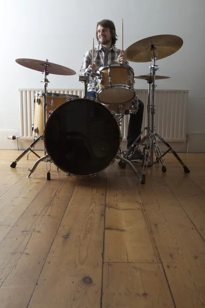 Young man plays drum set — Stock Photo, Image