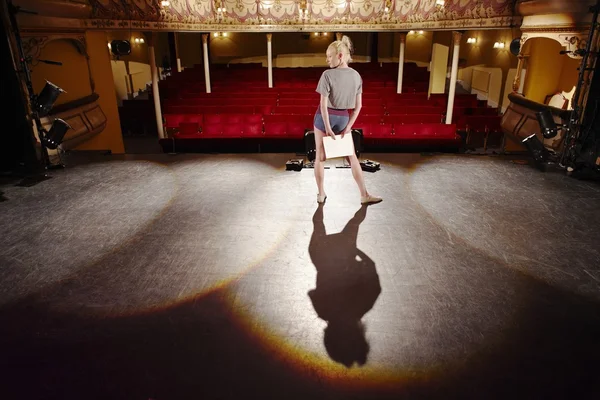 Giovane donna sul palco — Foto Stock