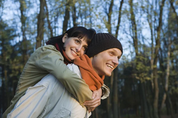 Pareja abrazando en bosque — Foto de Stock