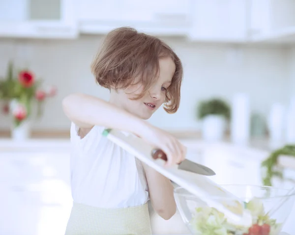 Menina colocando alface na salada — Fotografia de Stock