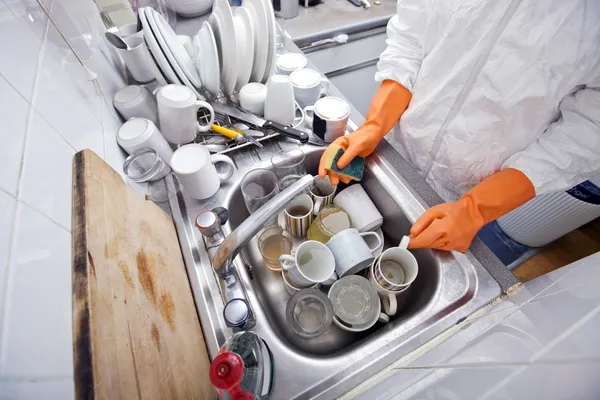 Woman washing utensils — Stock Photo, Image