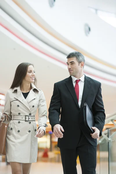 Affärsman och affärskvinna promenader tillsammans — Stockfoto