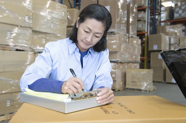 Woman making notes — Stock Photo, Image